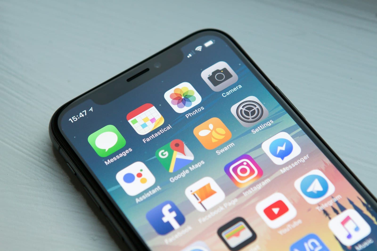 Smartphone com aplicativos na tela inicial