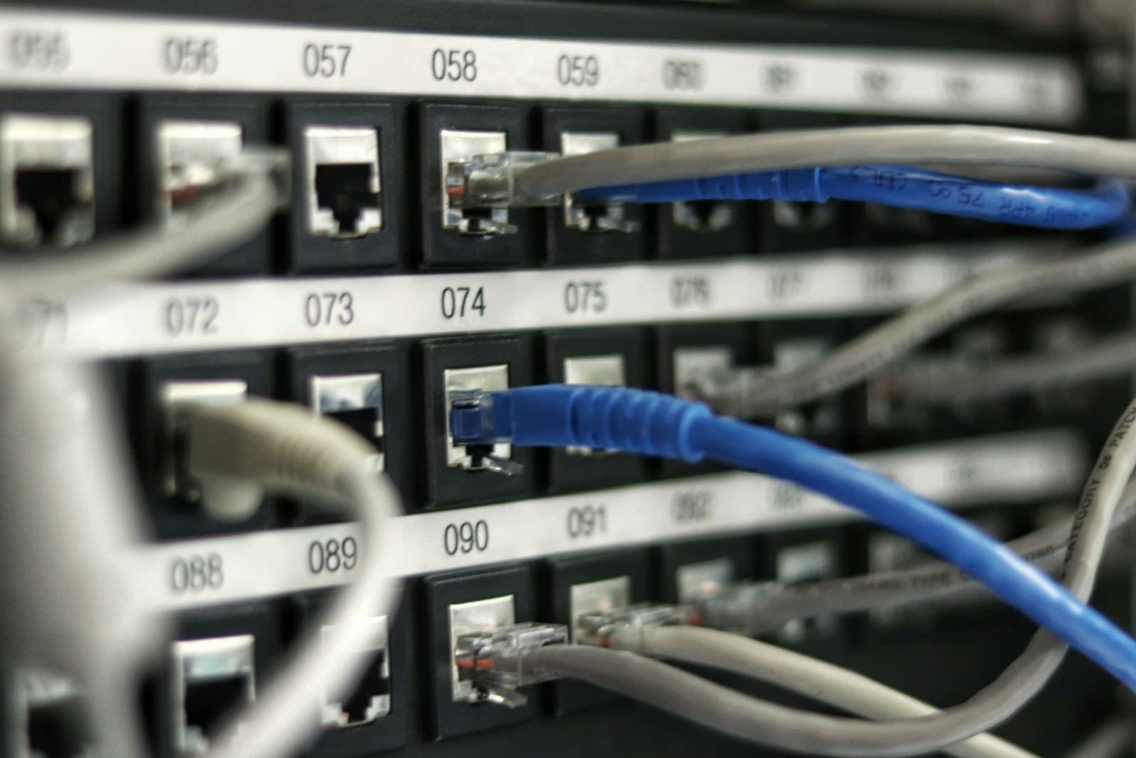 Painel de rede com cabos conectados em um datacenter
