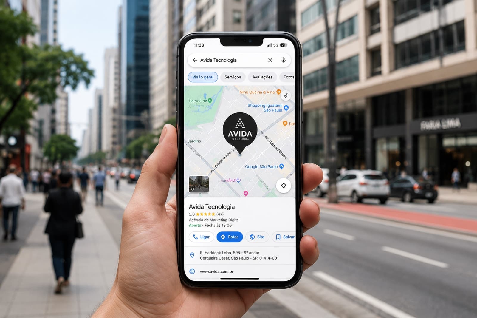 Celular na rua exibindo o perfil de uma empresa no Google, com mapa, avaliações, botões de ligar e traçar rota